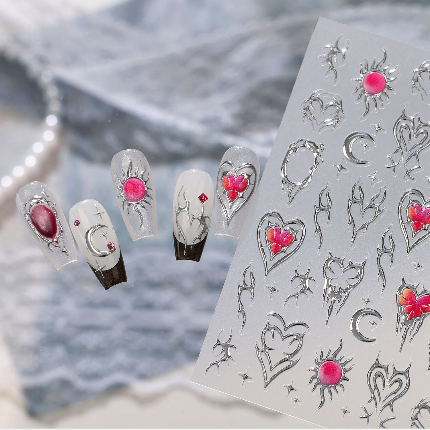 Silberne Dornenherz-Sonne-Mond-Flammen-Schmetterlings-Unregelmäßige Metall-Herz-Halbmond 5D Nagelsticker Selbstklebende Maniküre