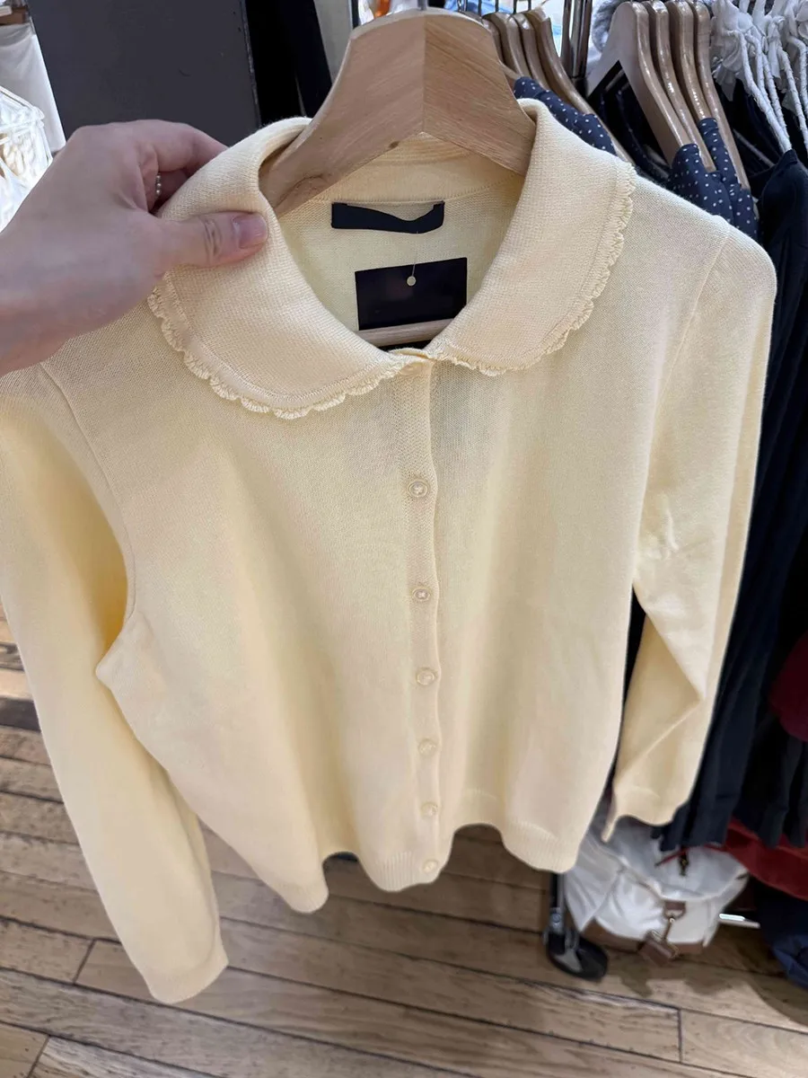 Buttergelber Cardigan-Pullover mit Spitzenbesatz für Damen, Peter-Pan-Kragen, Knopfleiste, langärmelig, Baumwolle, Preppy-Stil, süße Strickpullover