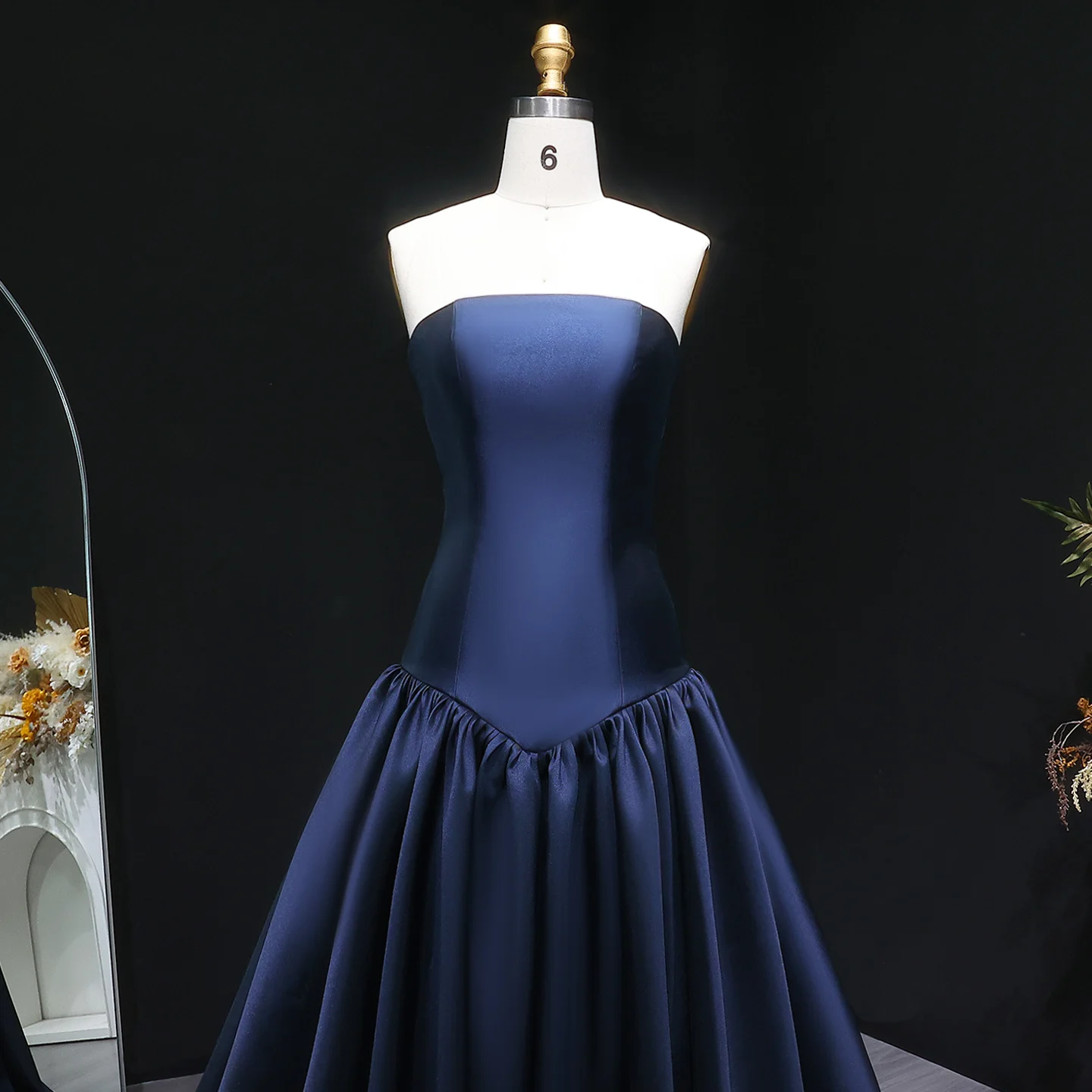 Sharon Said Marineblaues Satin-Abendkleid, trägerlos, tailliert, mit Korsett, geraffter Taille, voluminöses A-Linien-Formal-Partykleid SF480 Custo – Detail 9