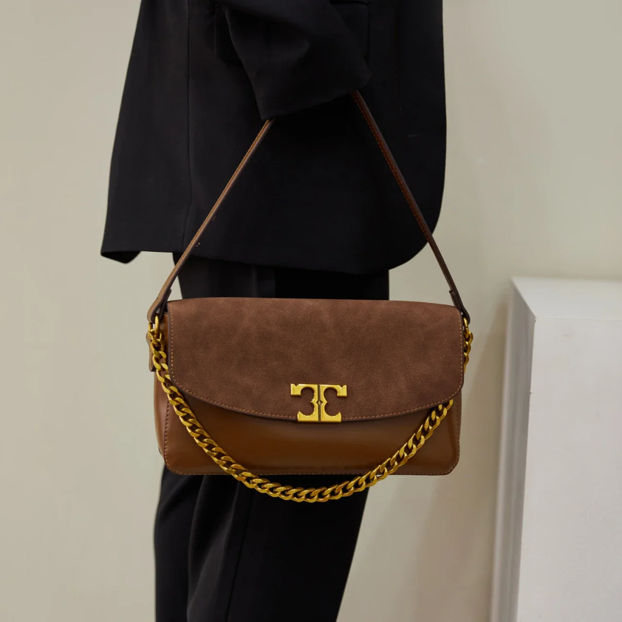 

Stylish Messenger Bag For Ladies Leather Construction Crossbody Strap Elegant Look By Famous Designer Brand