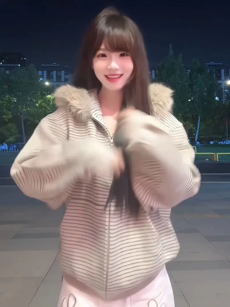 

Новая женская толстовка-худи 2025 года с меховым воротником, свободного кроя, в полоску, осенне-зимняя повседневная верхняя одежда, трендовая уличная мода