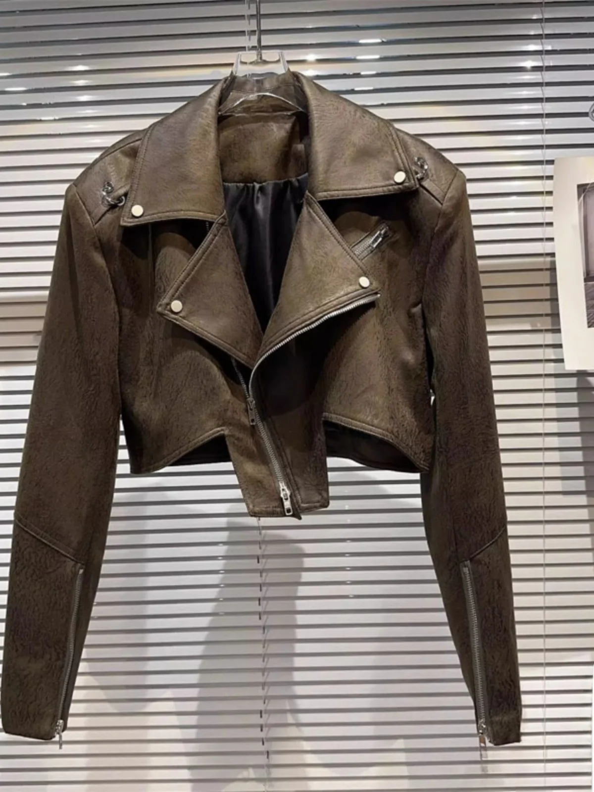 Kurtka skórzana z kołnierzem, z paskiem na ramieniu, w stylu ort Texturewear, dla modnych dziewczyn, wiosna 2026, styl uliczny, PU, wodoodporna.