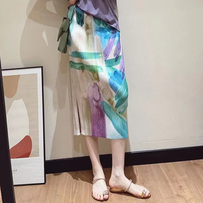 Fresh Ink Print Design with A Pleated Half Skirt That Feels Elastic and Slim, Straight Cut High Waisted Half Skirt