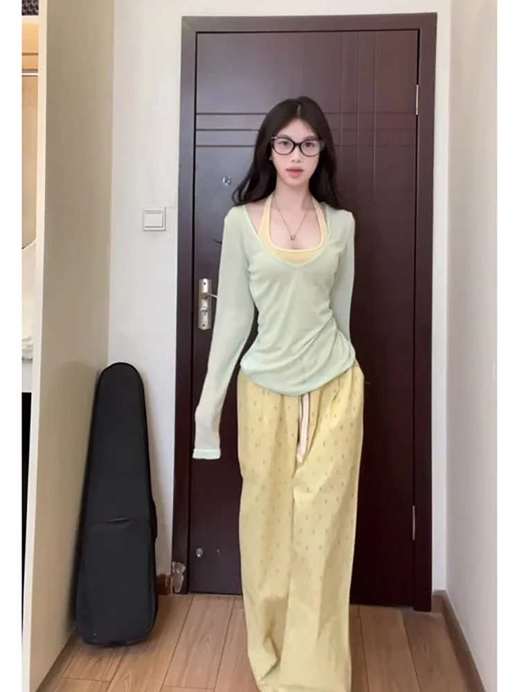 Conjunto de Verano para Mujer: Camiseta de Manga Larga, Chaleco Amarillo con Cuello Halter, Pantalones Anchos con Estampado de Puntos, Conjunto Moderno Dulce y Salado