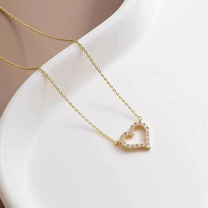 القلادة على شكل قلب عبارة عن إكسسوار صيفي بسيط ومتعدد الاستخدامات وعصري لن يتلاشى. إنها فائقة لافتة للنظر