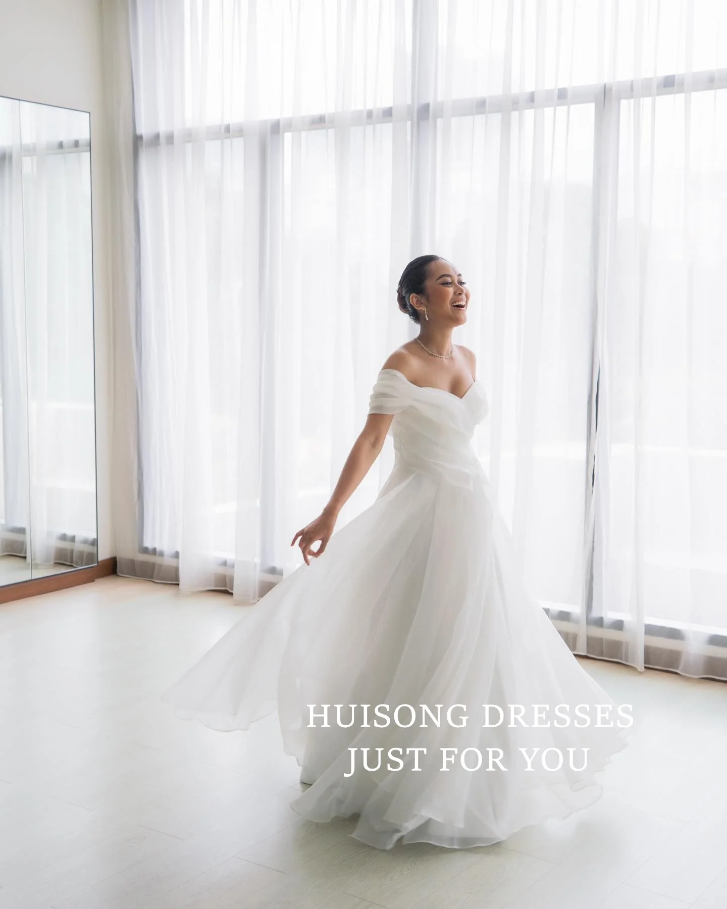 HUISONG Customized Organza Wedding Dresses Off the Shoulder Sleeveless A-Line Bride Dress Modest Long Wedding Gown