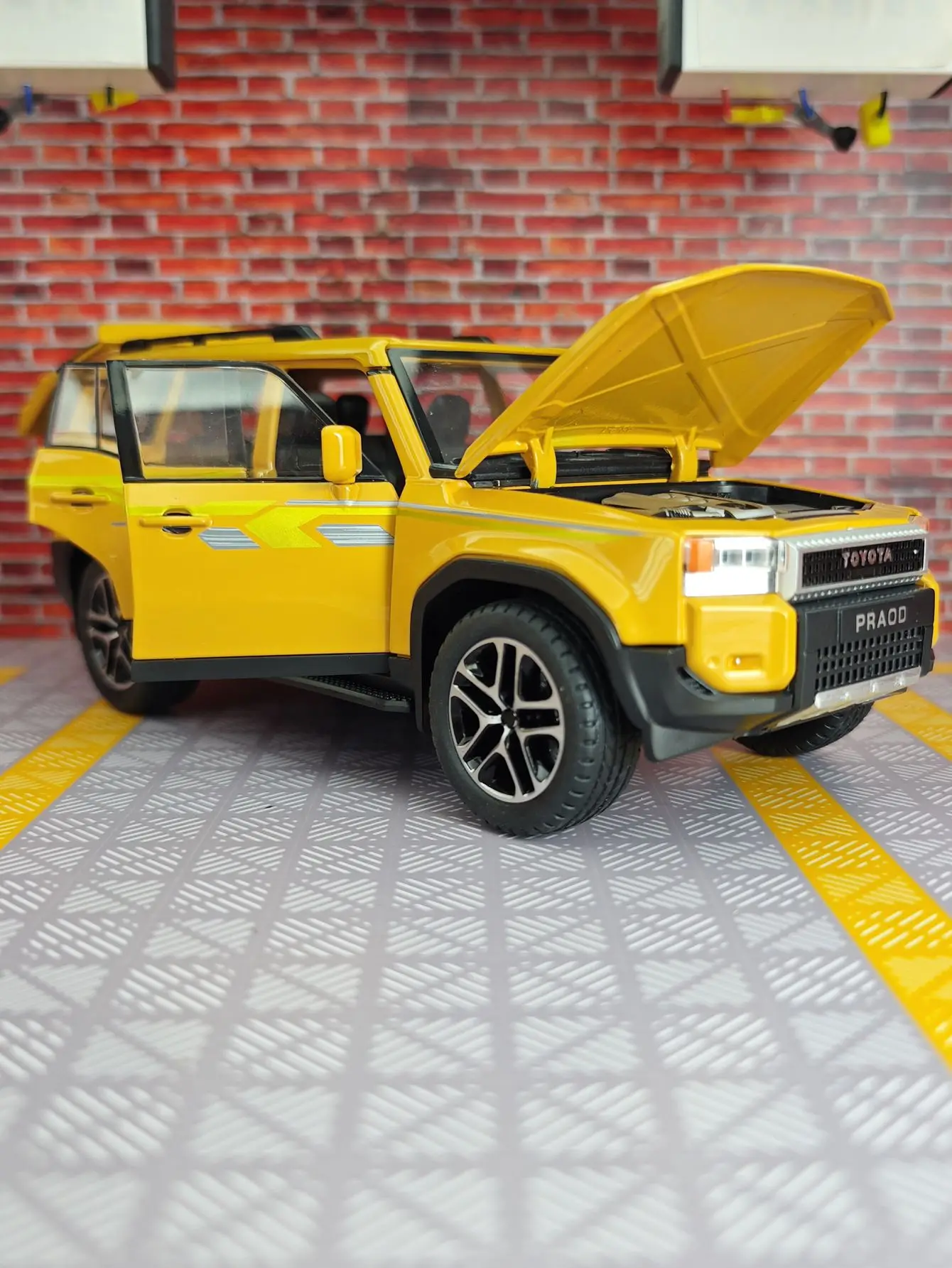1:24 modelo de veículo off-road de liga Toyota Prado LC250, portas e capô do motor, porta-malas pode ser aberto com ornamentos de som e luz