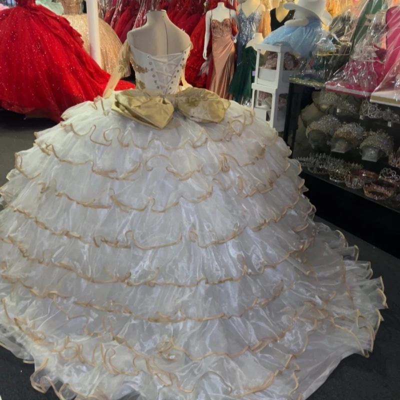 화이트 프린세스 오프 숄더 스위트 16 드레스 Quinceanera 드레스 아플리케 비즈 보우 계층화 된 Tull 코르셋 파티 생일 Vestidos