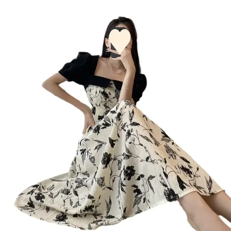 Neues französisches Design, schlankmachendes Blumendruck-Sommerkleid für Damen, quadratischer Kragen, Blasenärmel, A-Linien-Kleid