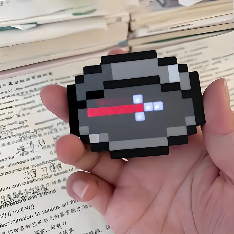 Portachiavi con bussola pixel Gioco di pixel Giocattolo periferico Portachiavi portatile ricaricabile tramite USB Può incandire e indicare le direzioni Miglior regalo