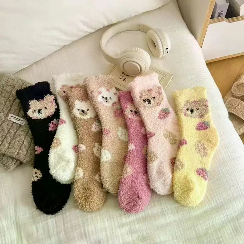 Модные-женские-носки-из-кораллового-флиса-теплые-домашние-носки-тапочки-носки-с-рисунком-клубничного-медведя-плюшевые-носки-средней-длины-для-сна