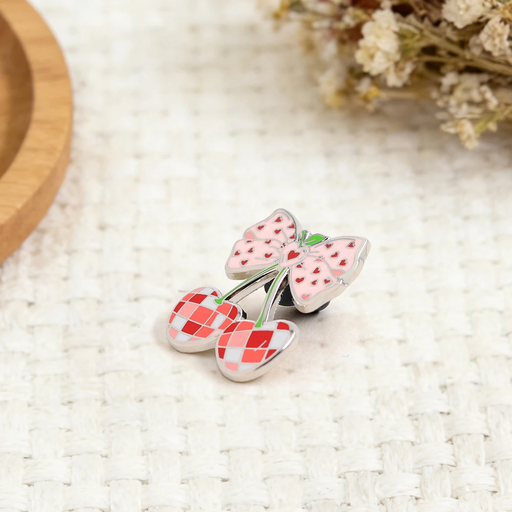 Niedliche karierte Kirschschleife Emaille-Brosche, rosa herzförmiges süßes Frucht-Abzeichen, Kawaii-Modeaccessoire, Valentinstagsgeschenk – Detail 9