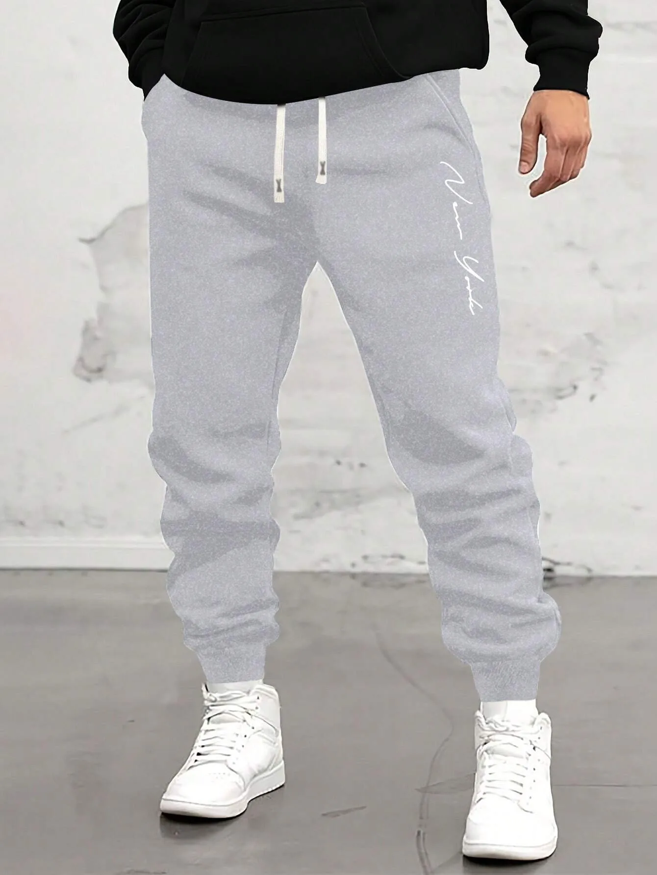 Neue Herbst- und Winterkollektion: Herren-Jogginghose mit Schriftzug-Print, atmungsaktiv, leicht, bequem und modisch für die Freizeit. – Detail 4