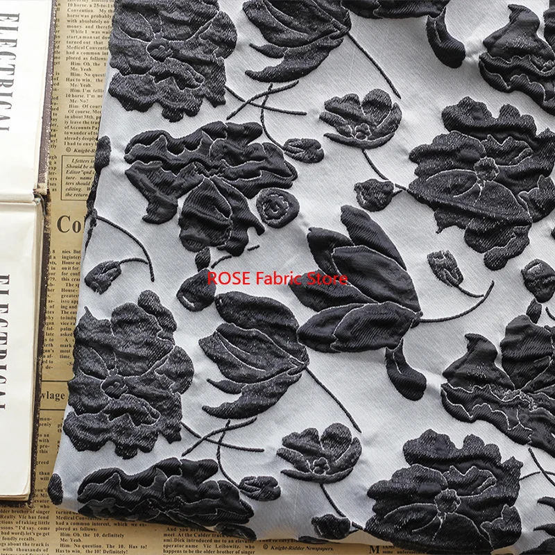 ผ้าแจ็คการ์ดลายดอกไม้สีดำขาว 1 เมตร ผ้าทอสี 3 มิติ ลายดอกไม้ฟองน้ำ สำหรับตัดเย็บเสื้อผ้า กระเป๋า งาน DIY