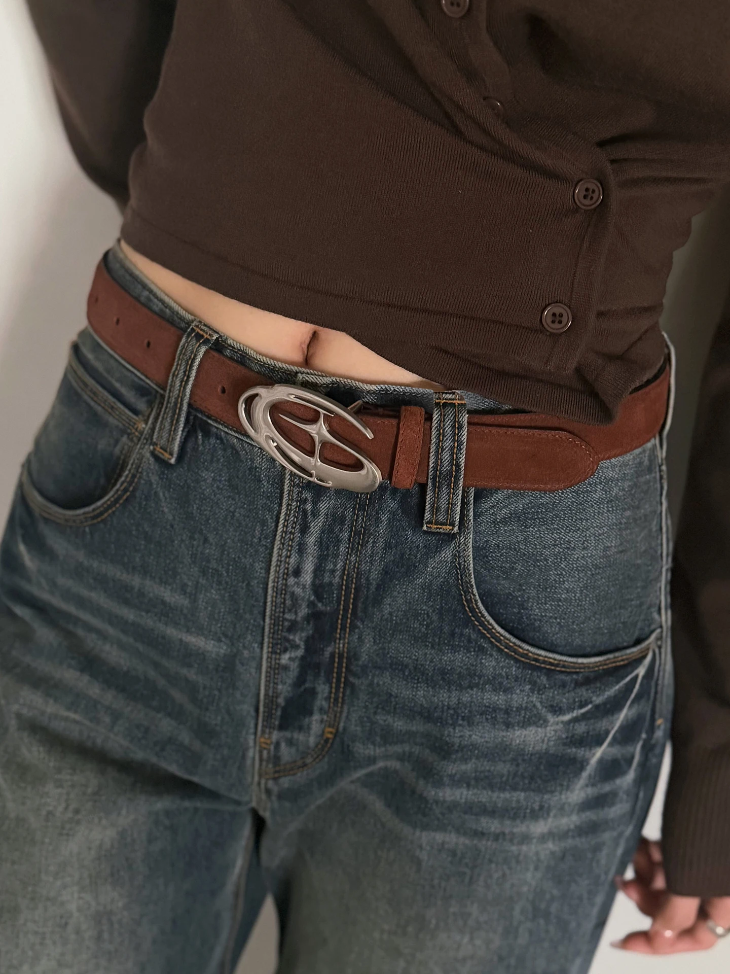 スタイリッシュなレトロな女性用ベルト-幾何学模様のシルバーバックル-スエードレザー-多用途の幅広ウエストベルト-カジュアルや芸術的な機会に