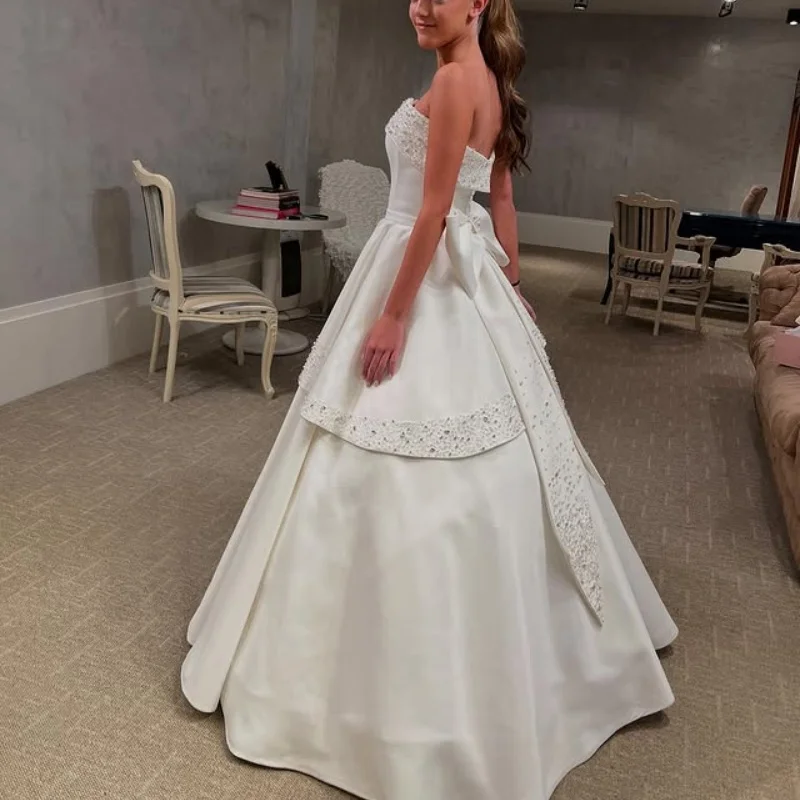 カスタムメイドのサテンホワイトロイヤルウェディングドレス、ロングテール、アップリケ、チュールレース、プリーツ、レイヤード、ビーズ装飾、ローブ・ド・シュール