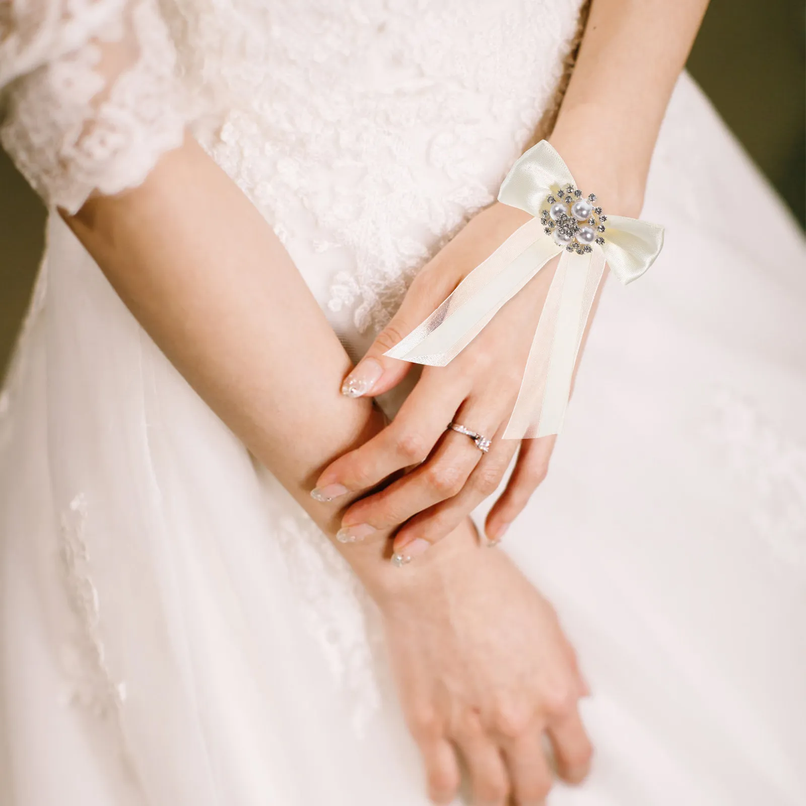 

Свадебный браслет-корсаж на запястье с бантом, стразами и жемчугом, элегантный цветочный браслет для невесты, подружек невесты, выпускного вечера