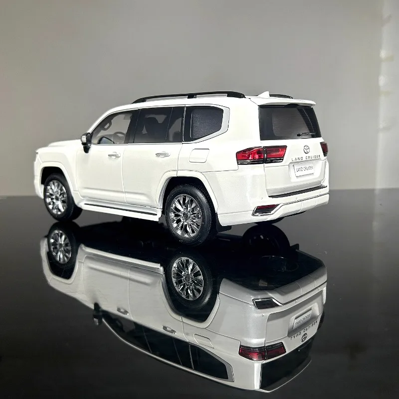 LCD-Druckguss-Modellautos aus Toyota-Legierung im Maßstab 1:18, Toyota Land Cruiser LC300-ZX, weißes Spiel mit dem Geschenk, Originalverpackung mit Spielzeugautos