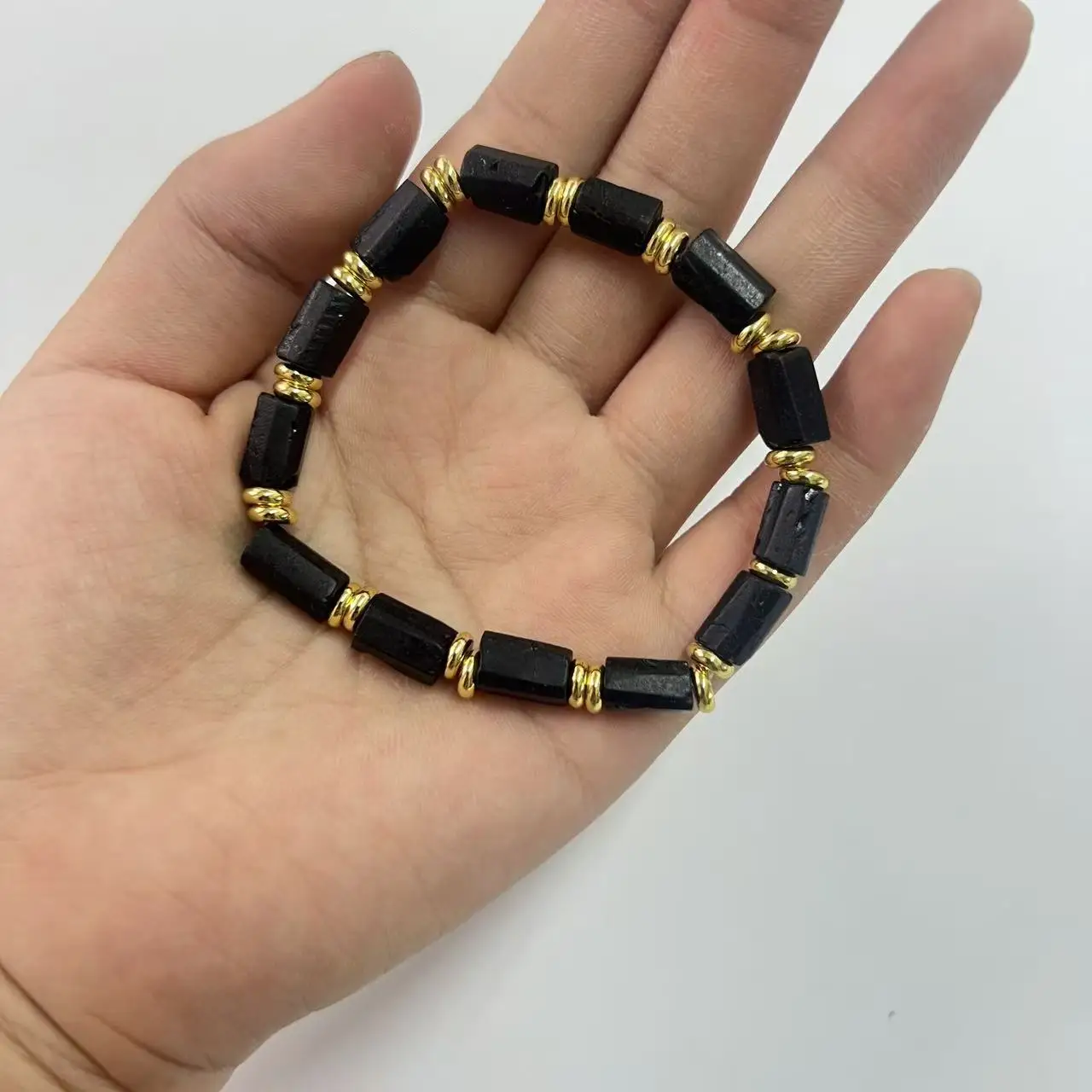 Schwarzes Turmalin-Armband Naturstein-Schmuck Personalisierte Armreifen Paar-Armbänder Herren-Armbänder Damen-Handaccessoires – Detail 9