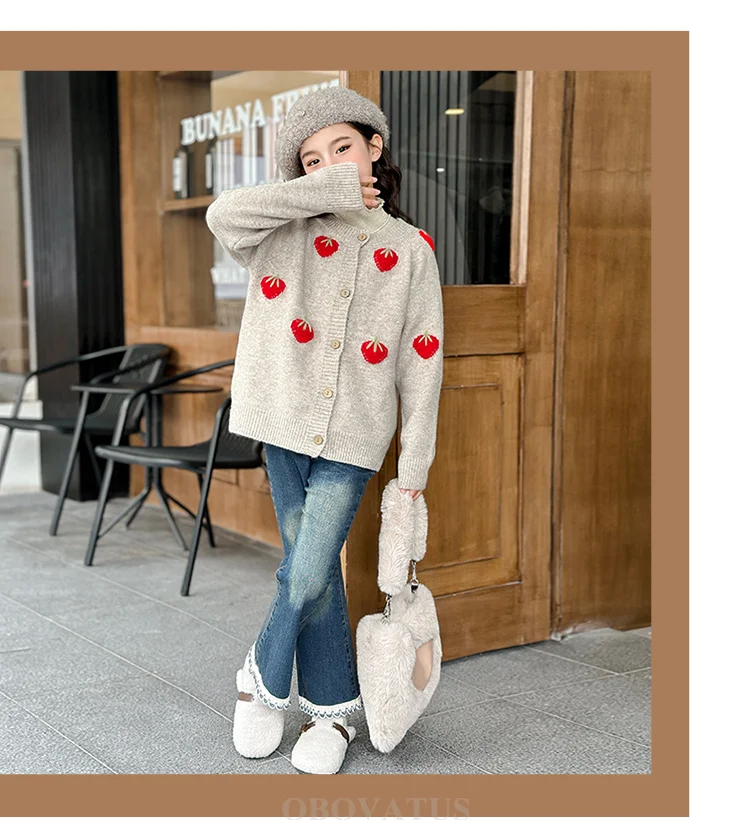 Hochwertige Kinder-Strickjacke in Khaki mit Erdbeer-Motiv für Mädchen, Lässiger Knopfpullover, Modische Strickoberteile für Teenager, Kinder-Streetwear – Detail 3