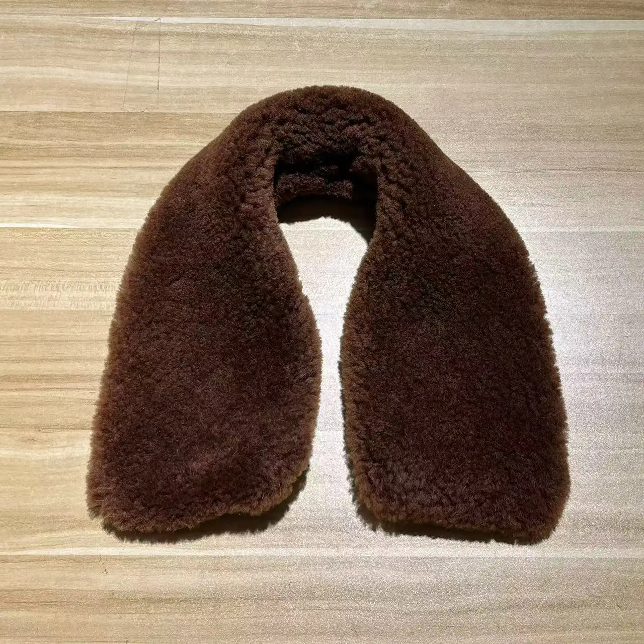 Woolen collars come in black and brown. The length of the fur collar is 60-62 cm and 63-64 cm.