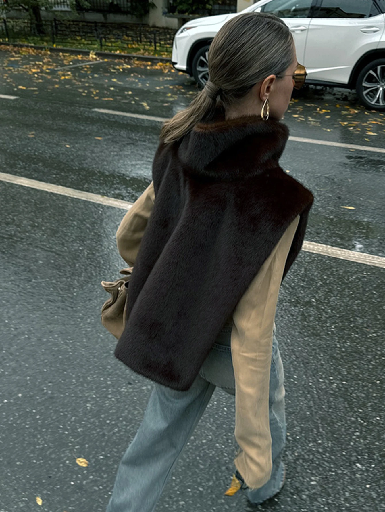 بلوزة جديدة لخريف وشتاء 2025 بلون سادة بنصف رقبة عالية وأكتاف مشعرة على الموضة بدون أكمام للنساء #3