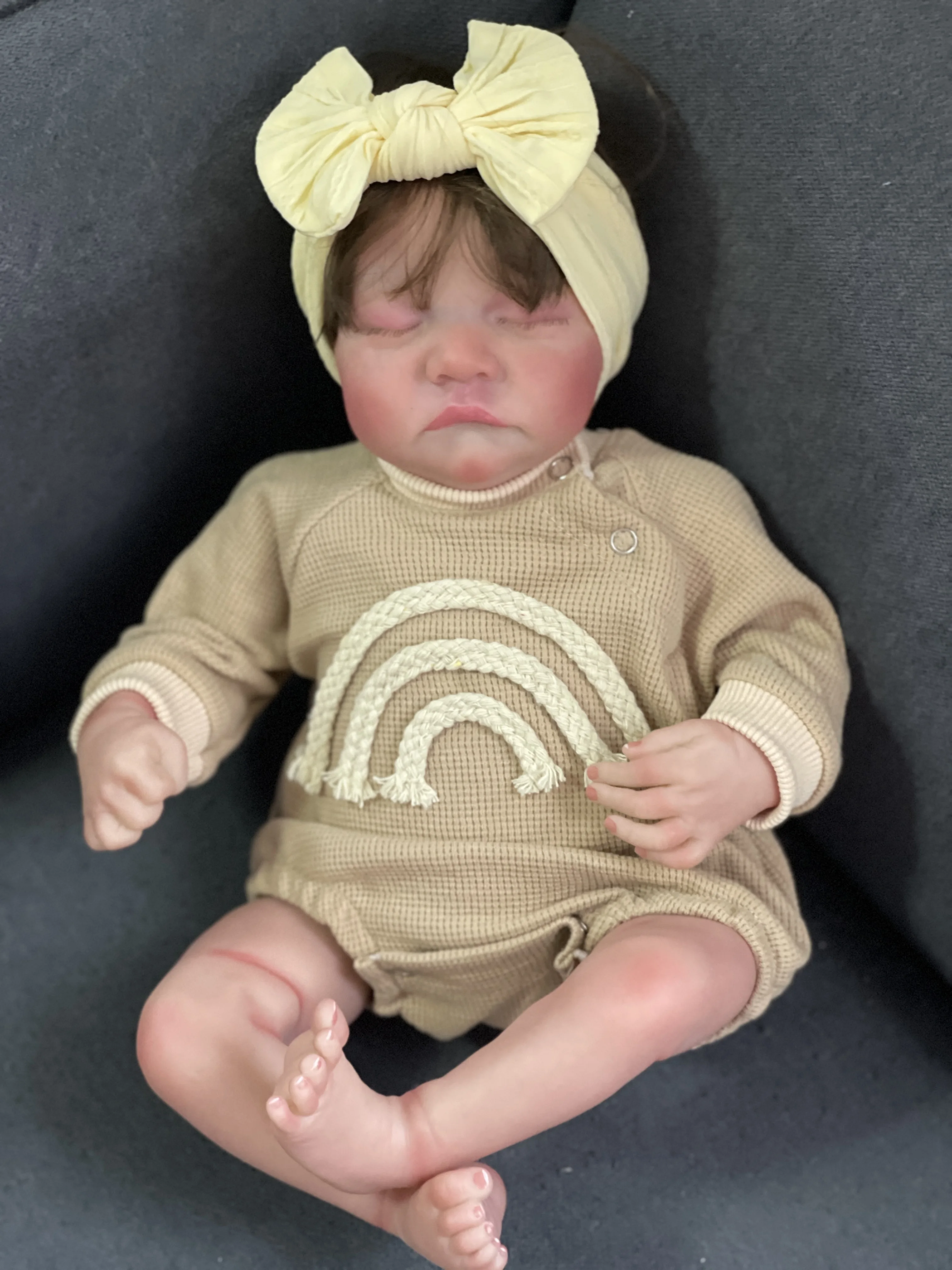 48cm Śpiąca Levi Miękka tkanina Body Noworodek Realistyczna Cuddly Baby Reborn Doll z ręcznie ukorzenionymi włosami Widoczne żyły Kolekcjonerska lalka