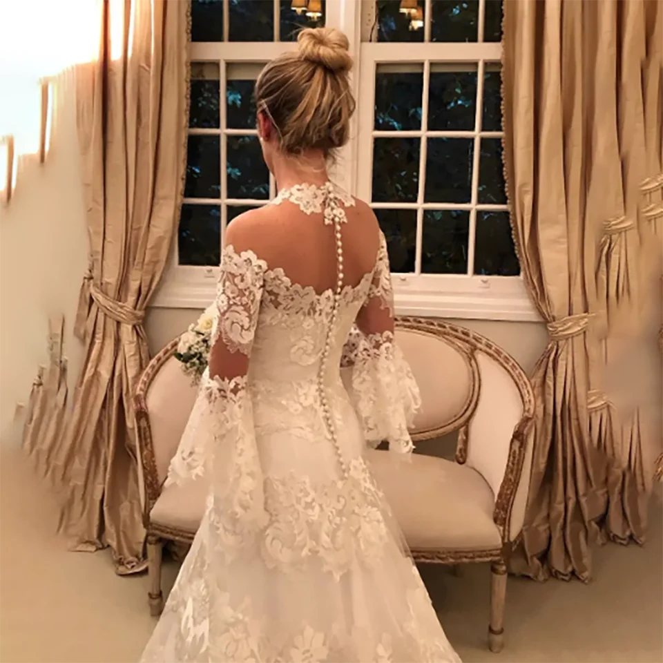 Splendide applicazioni in pizzo personalizzate o collo maniche svasate abito da sposa linea A 2025 bottoni illusione strascico di corte abito da sposa in tulle