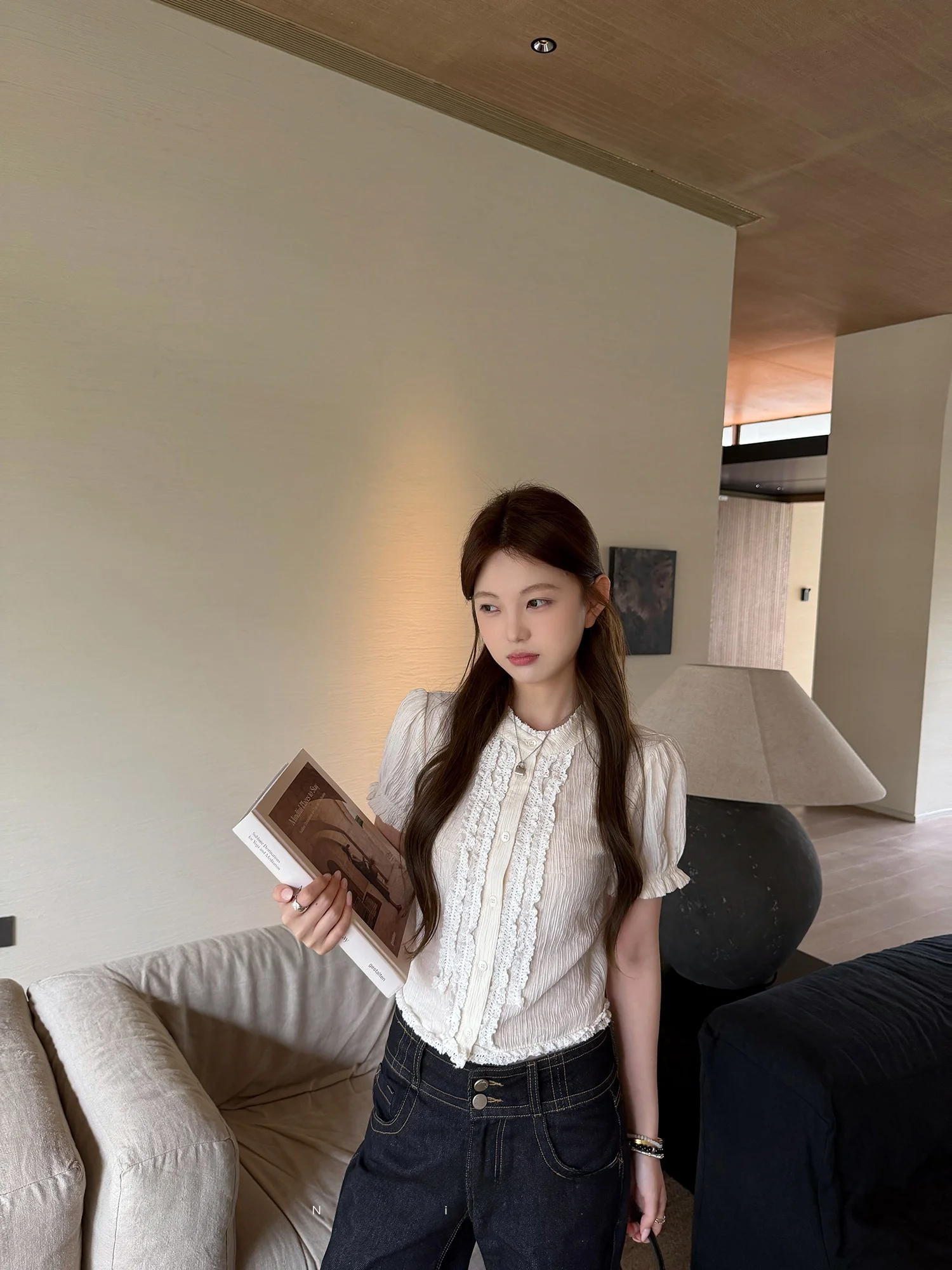 

Короткая рубашка с кружевными рукавами-фонариками в стиле ретро, ​​женская летняя модная рубашка FCY Studio Cleanfit Style, приятная для кожи, дышащая рубашка