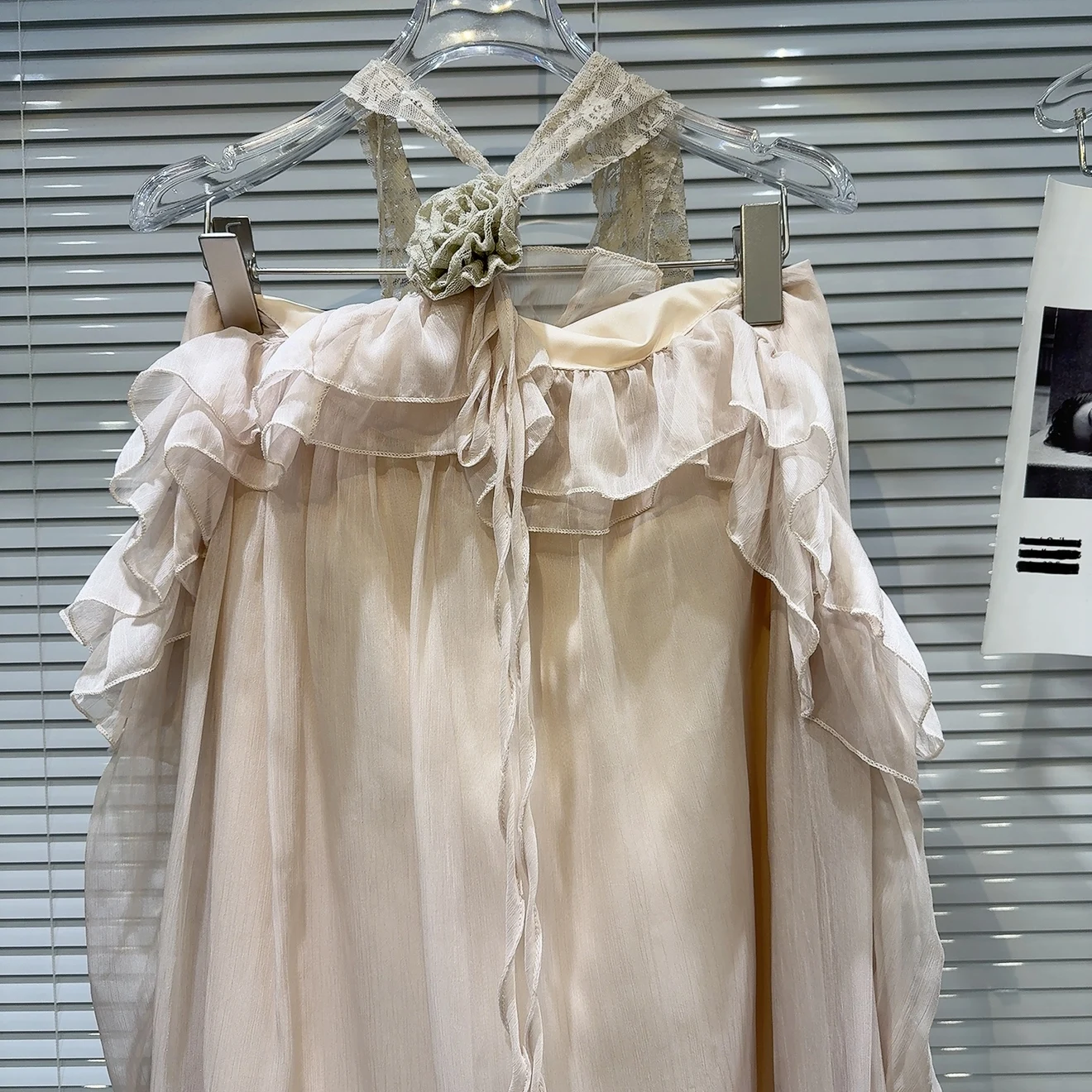 فستان نسائي صيفي جديد موديل 2025 من الشيفون ذو رقبة معلقة على شكل زهور ثلاثية الأبعاد بلون سادة #2