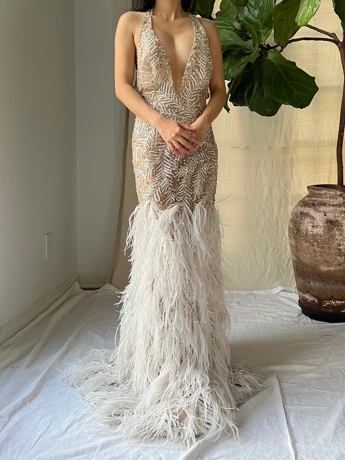 

Gorgeous Mermaid Wedding Dress Deep V-neck Sleeveless 3D Applicants Feathers Backless Court Gown Custom Made Vestidos De Novia