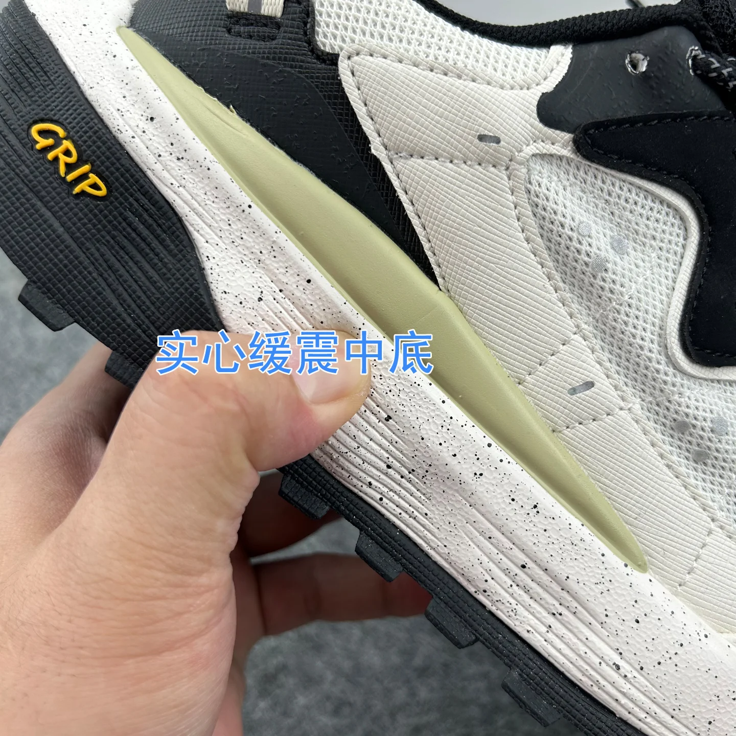 Lightweight and comfortable casual sports running shoes men's and women's non-slip shock-absorbing mesh sneakers