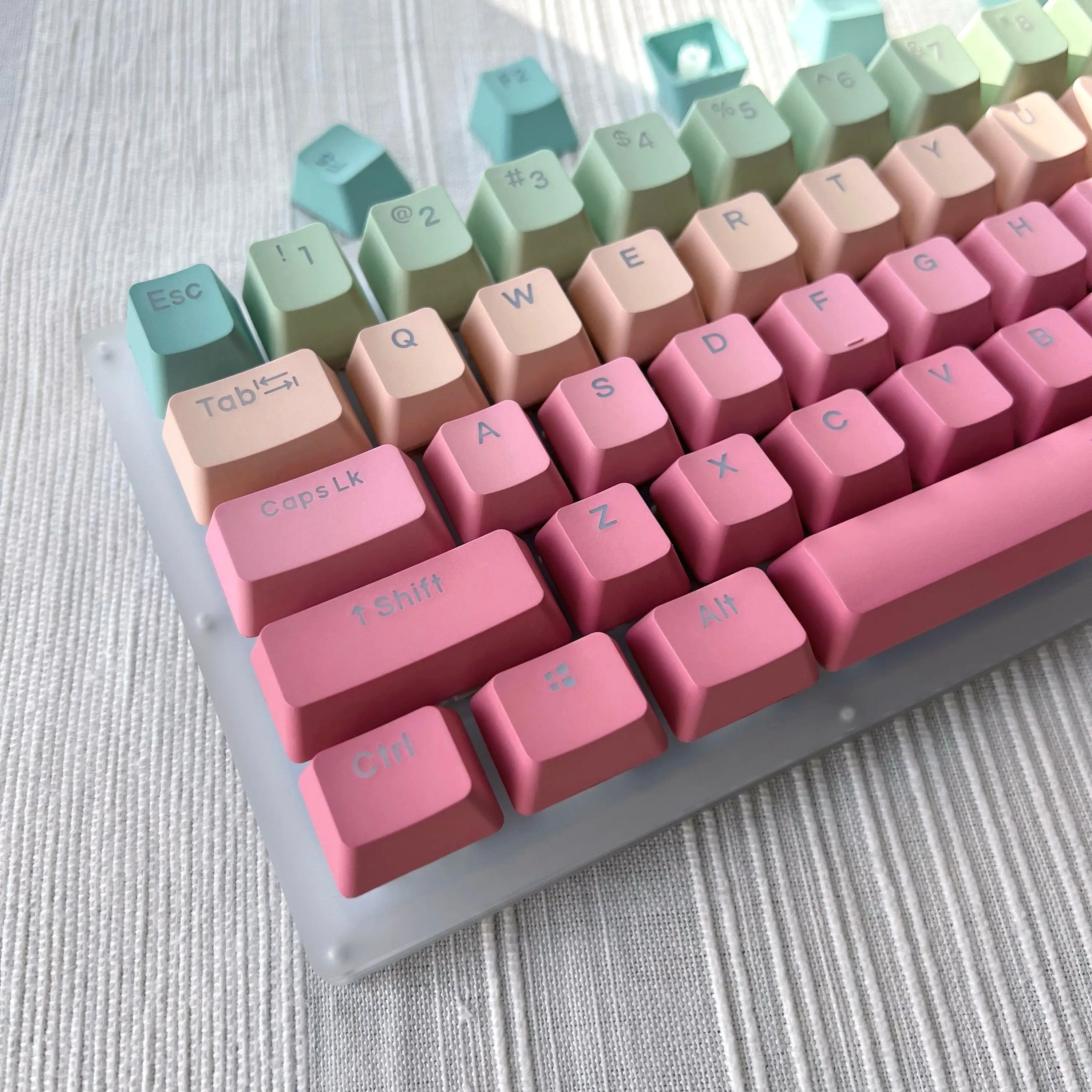 

Pink gradual change transparent keycap, Qinghong OEM high PBT word transparent