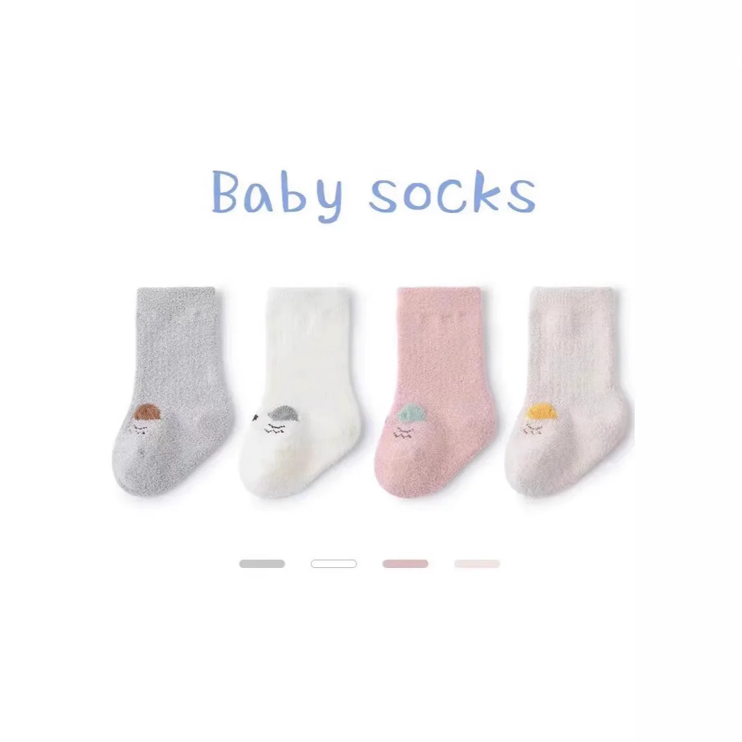 

Младенцы и маленькие дети, мультяшный коралловый флис, чтобы согреться осенью и зимой. Для мальчиков и девочек, свободные ноги, толще флиса.