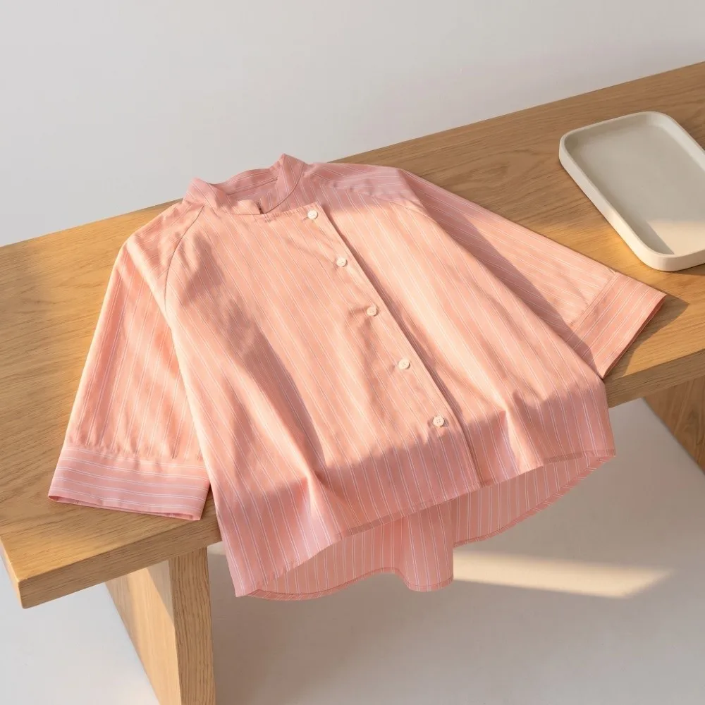 Gestreiftes, lockeres Hemd, elegantes Oberteil mit mittellangen Ärmeln und Knöpfen, europäisch-amerikanischer Stil, asymmetrische, lässige Bluse für Damen – Detail 9