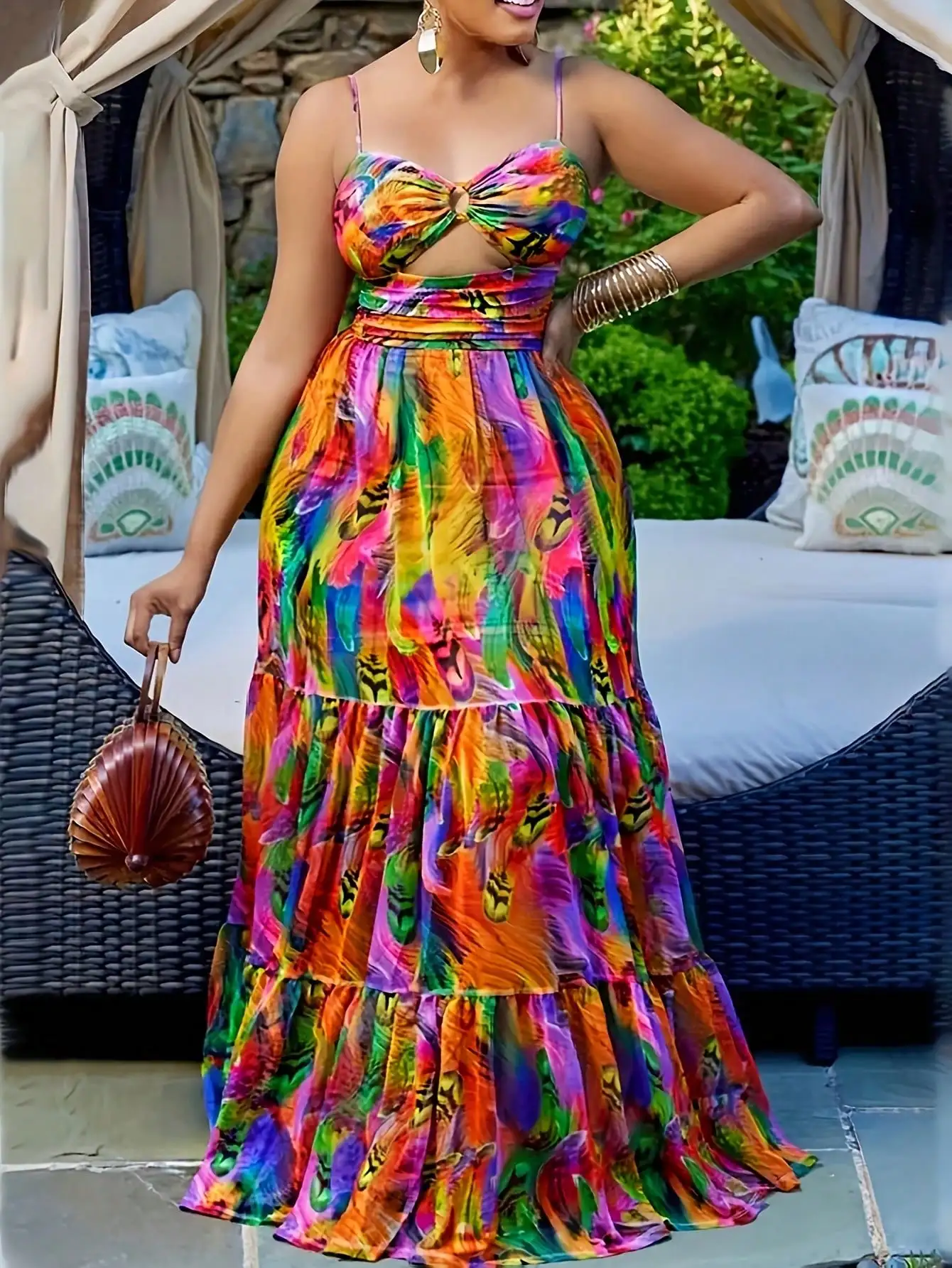 

Яркое многоцветное многоярусное платье макси с вырезом на груди и тонкими бретелями для летнего пляжа или вечеринки