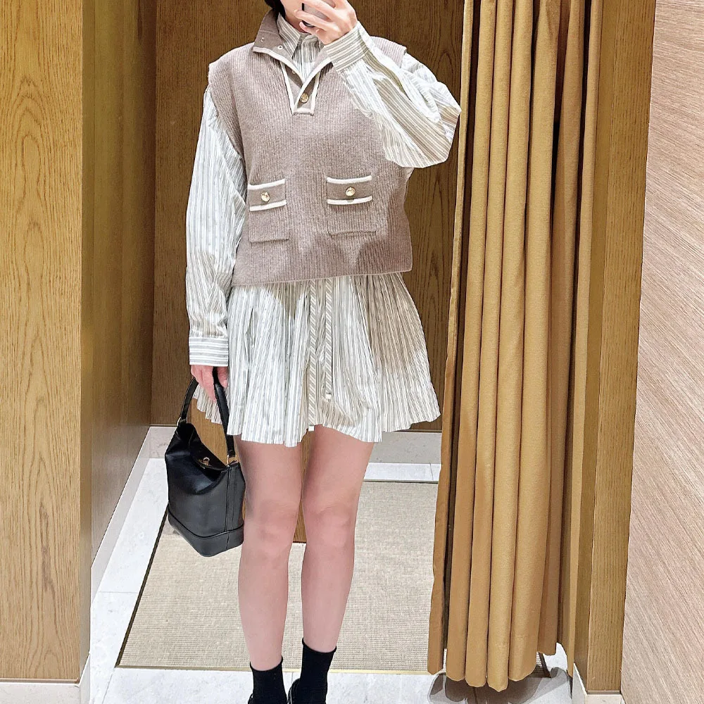 

Elegant Fashionable Short High Waist Half High Collar Women's Knitted Sweater by Masandes New Autumn Winter Collection