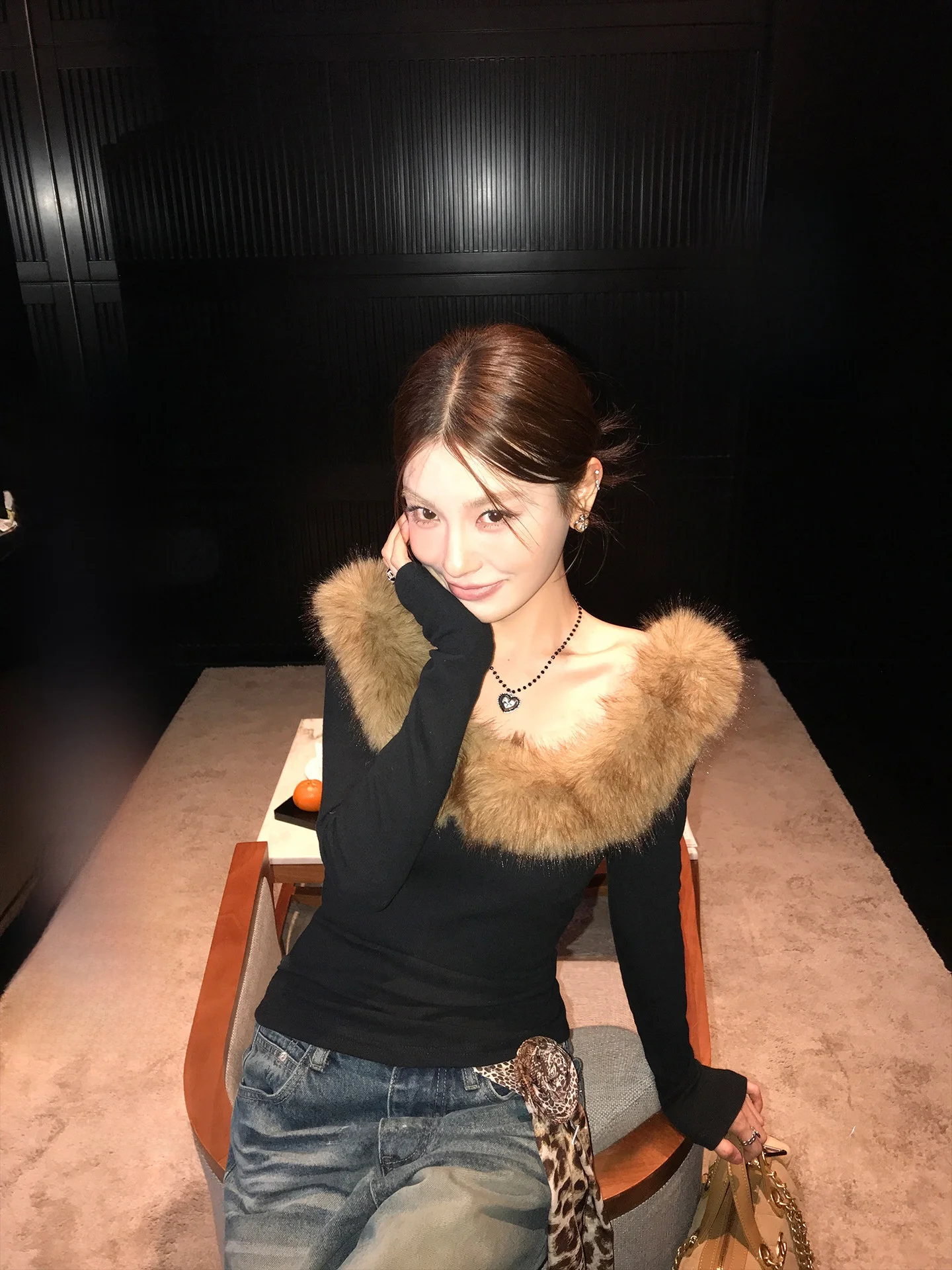 

Женская повседневная модная футболка LIONE London Fog с длинным рукавом, приталенного кроя, на одно плечо, со съемным меховым воротником, эластичная