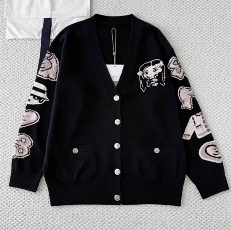 

Новинка зимы 2025 года европейской и американской женской одежды. Кашемировый вязаный кардиган с длинными рукавами и рисунком.