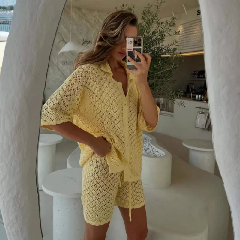 Set 2 Potong Rajutan Rajutan Berongga Atasan Kardigan Kancing Sebaris Setengah Lengan Kerah Lipat Musim Panas Wanita + Setelan Celana Pendek