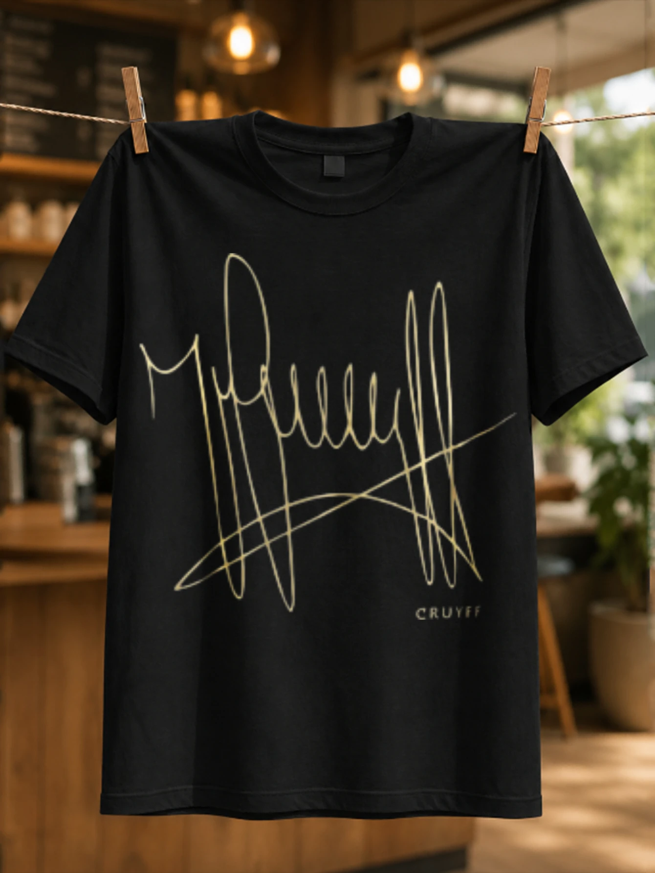 Camiseta Unisex Minimalista de Fútbol con Autógrafo de Cruyff en Dorado Extra Grande y Detalle de Nombre Pequeño