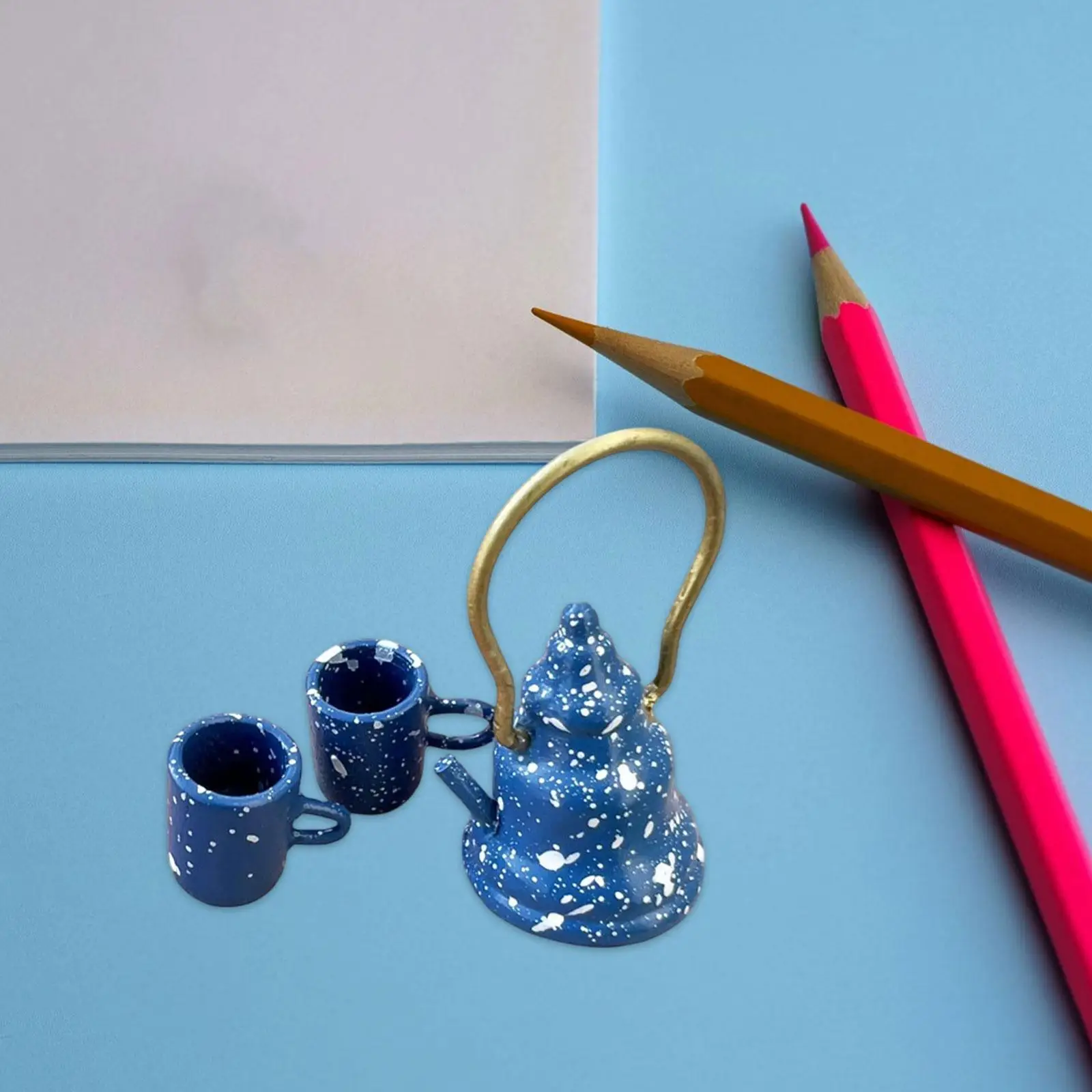 1:12 طقم أكواب شاي لبيت الدمى مع إبريق شاي لبيت الدمى في مطبخ ديوراما