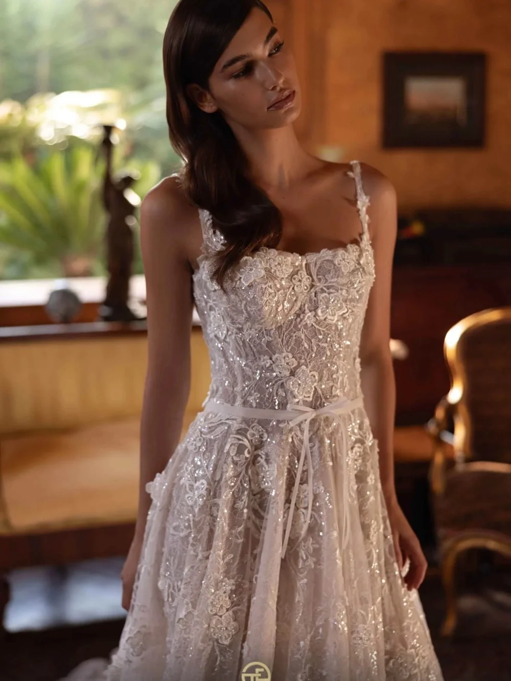 

Popular Spaghetti Strap Wedding Dress Elegant Lace Bridal Gown Fashionable Sleeveless Applique Floor-Length Customized