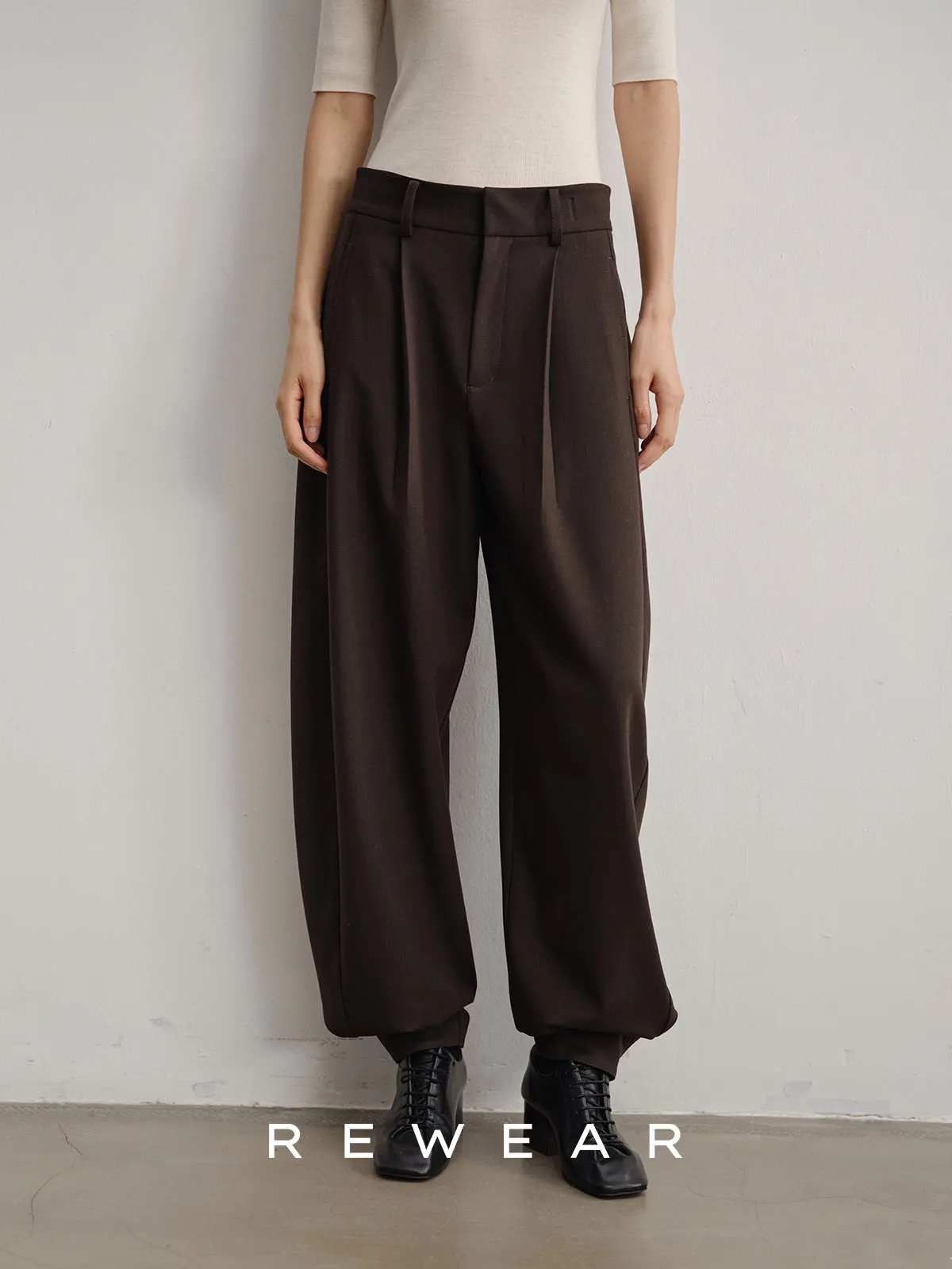 

REWEAR Faionable Casual Trousers Drape Easy to Maintain Adjustable Silhouette Knife Pleat Leisure Suit Pants 229