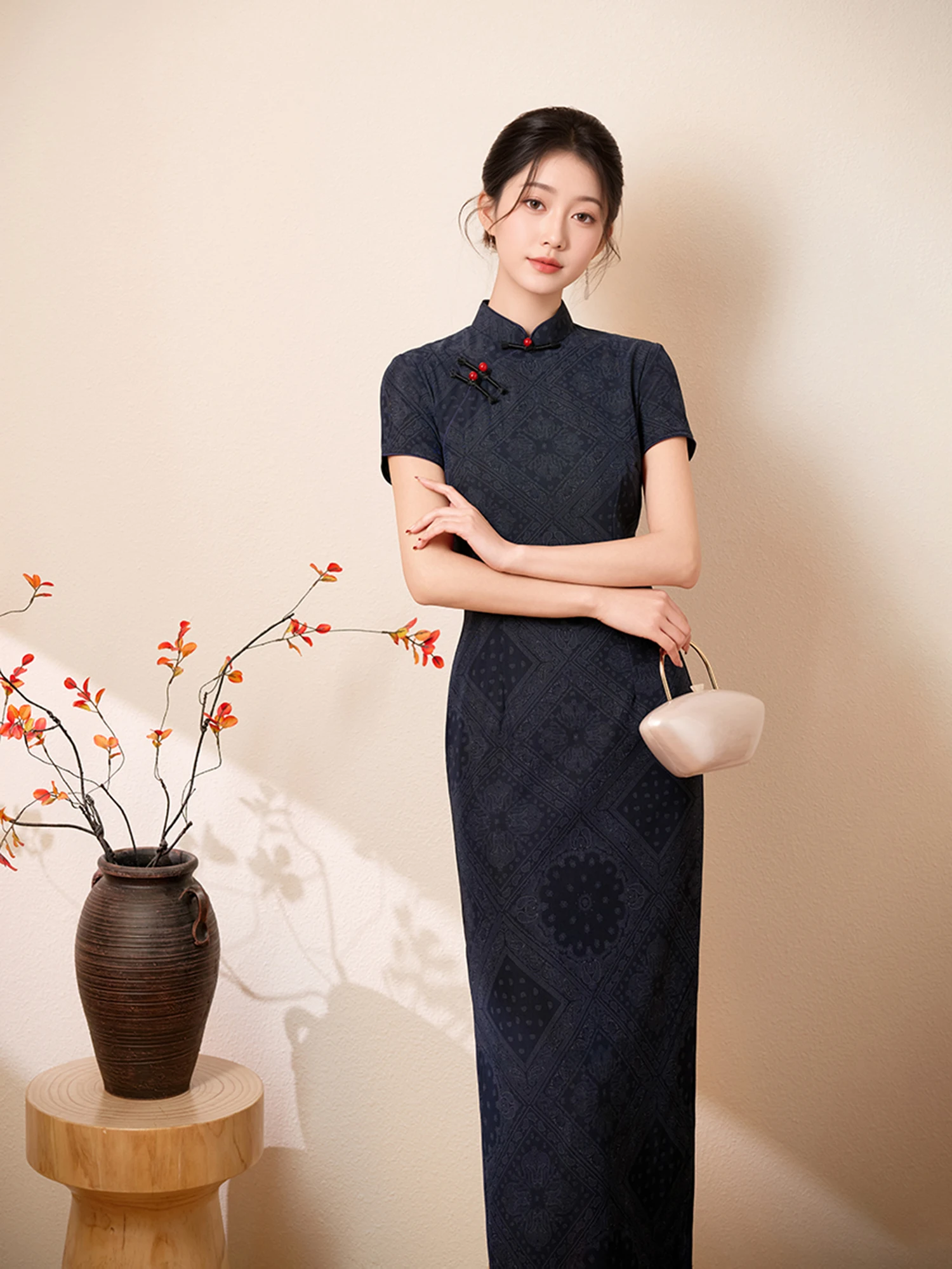 

Новое китайское обновленное длинное вечернее платье-ципао с коротким рукавом для молодых женщин, синее, для повседневной носки и ежегодных мероприятий