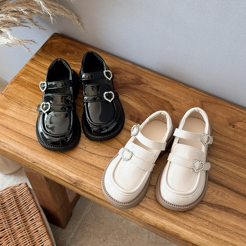 

Детские туфли Мэри Джейн для девочек, черная лакированная кожаная подошва с сердечком и стразами, пряжкой, школьная повседневная обувь для вечеринок для малышей