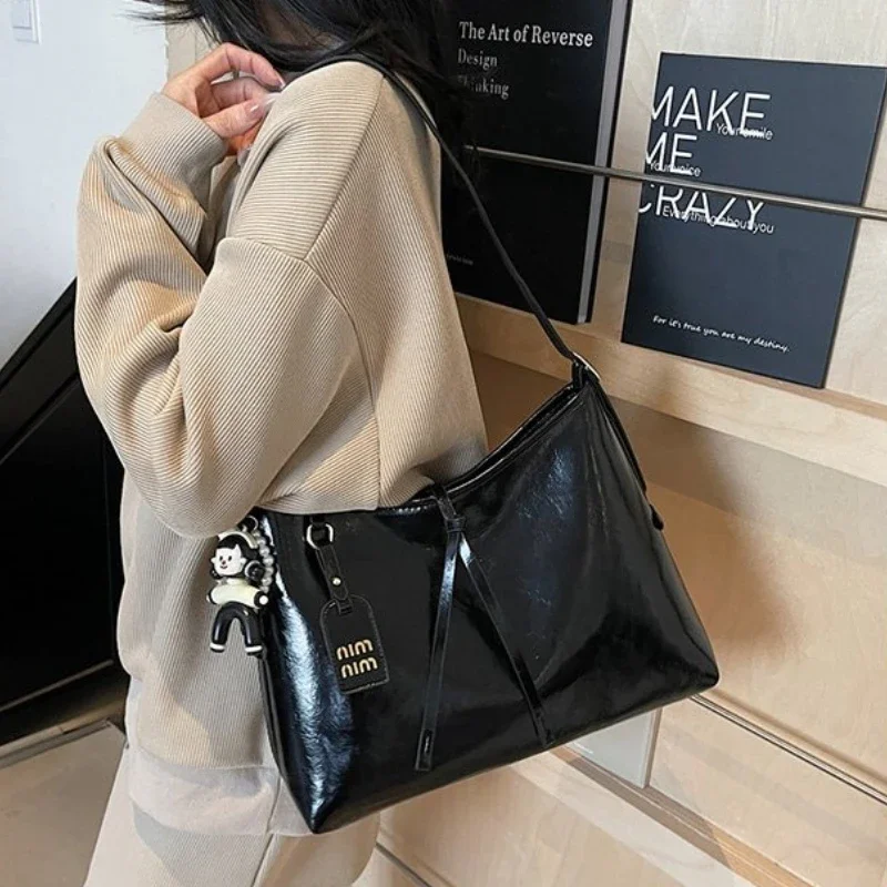 

Chic French Tote Bag Featuring Hand-Carry Option, Creative And Individual For Women's Daily Commuter Elegance