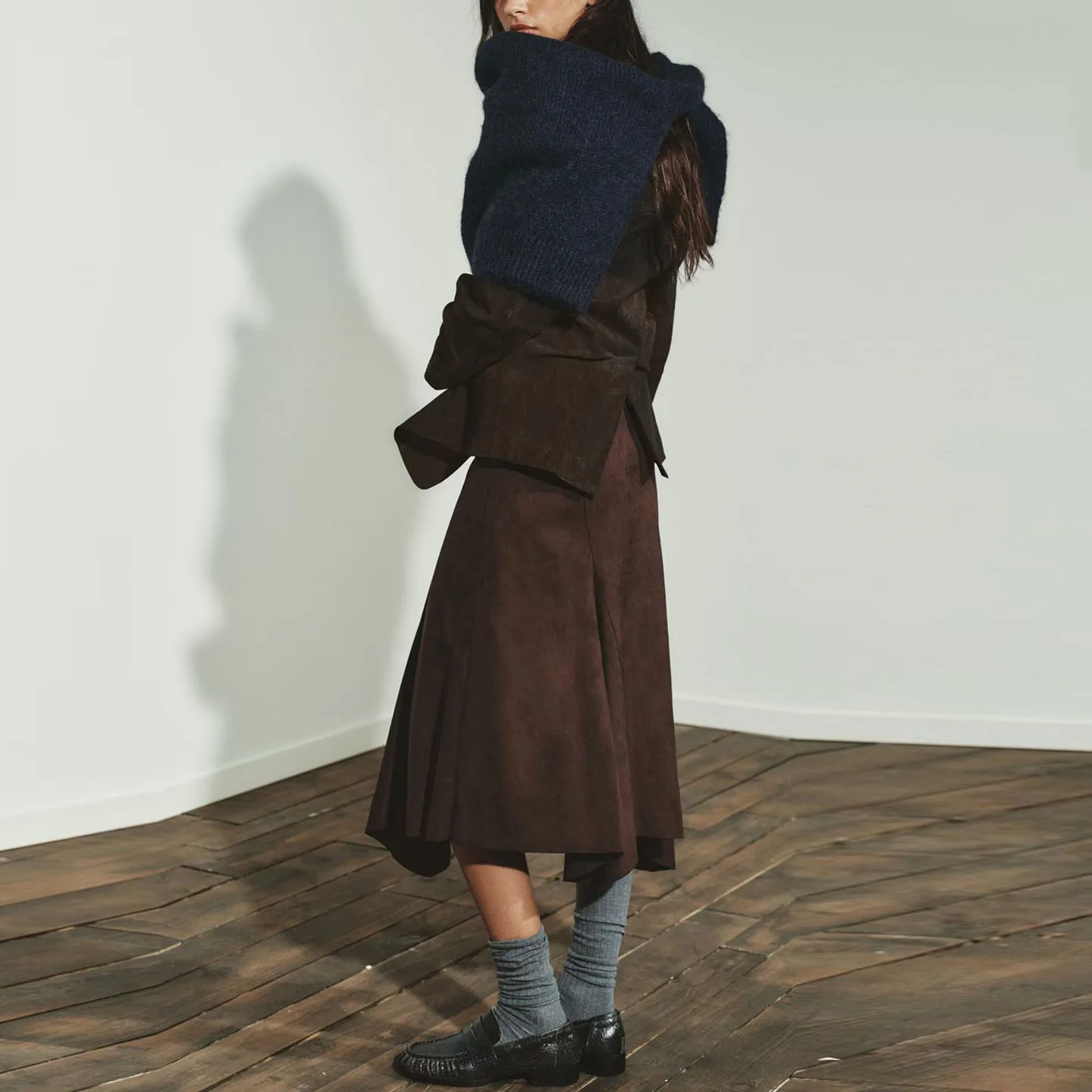 여성 미디 스커트 비대칭 효과 중간 길이 가을 신상 슬레 패셔너블 여성 스커트 스탠드 핏 루즈 웨이스트 디자인