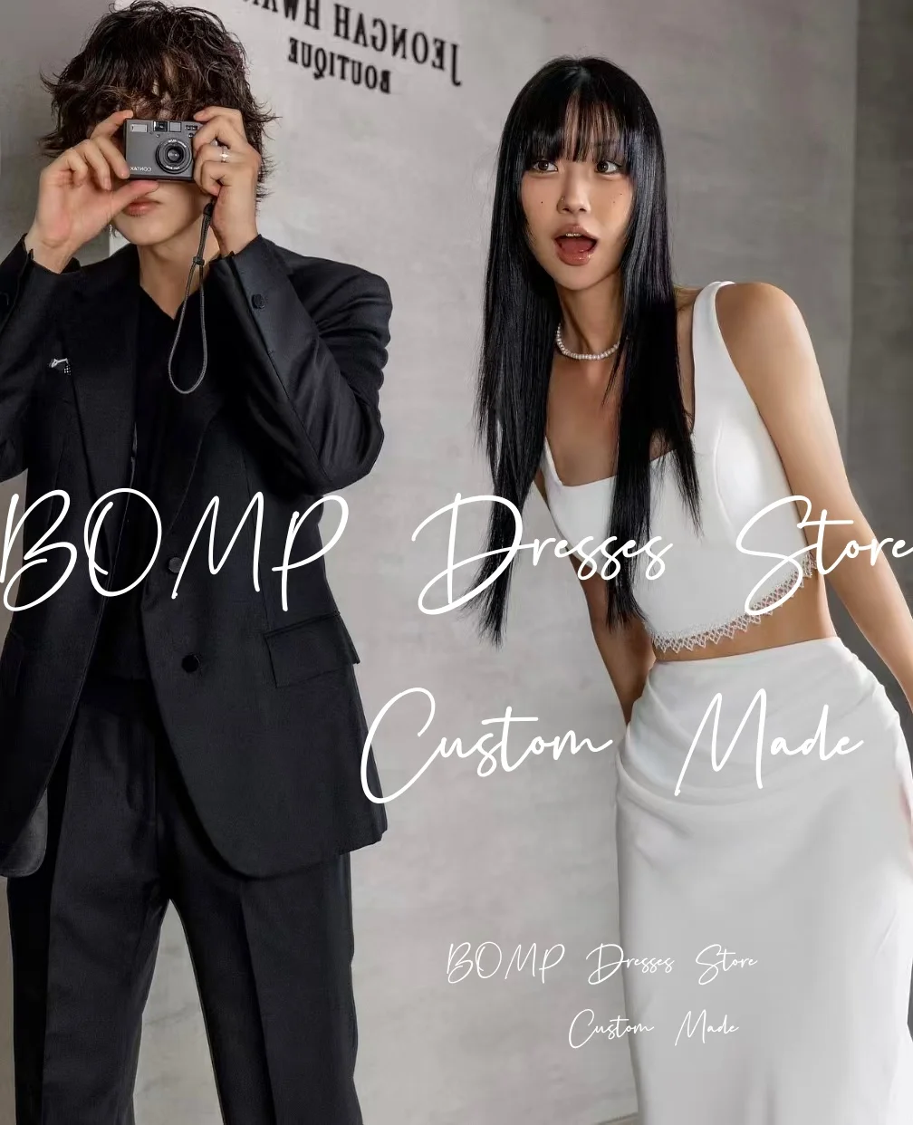 ชุดแต่งงาน BOMP Modern แบบ 2 ชิ้น สายเดี่ยว ผ้าซาตินสีขาว ทรงพลีท ชายกระโปรงยาวแบบ Sweep Train สไตล์เกาหลี สำหรับถ่ายภาพ ชุดเจ้าสาวสั่งตัด