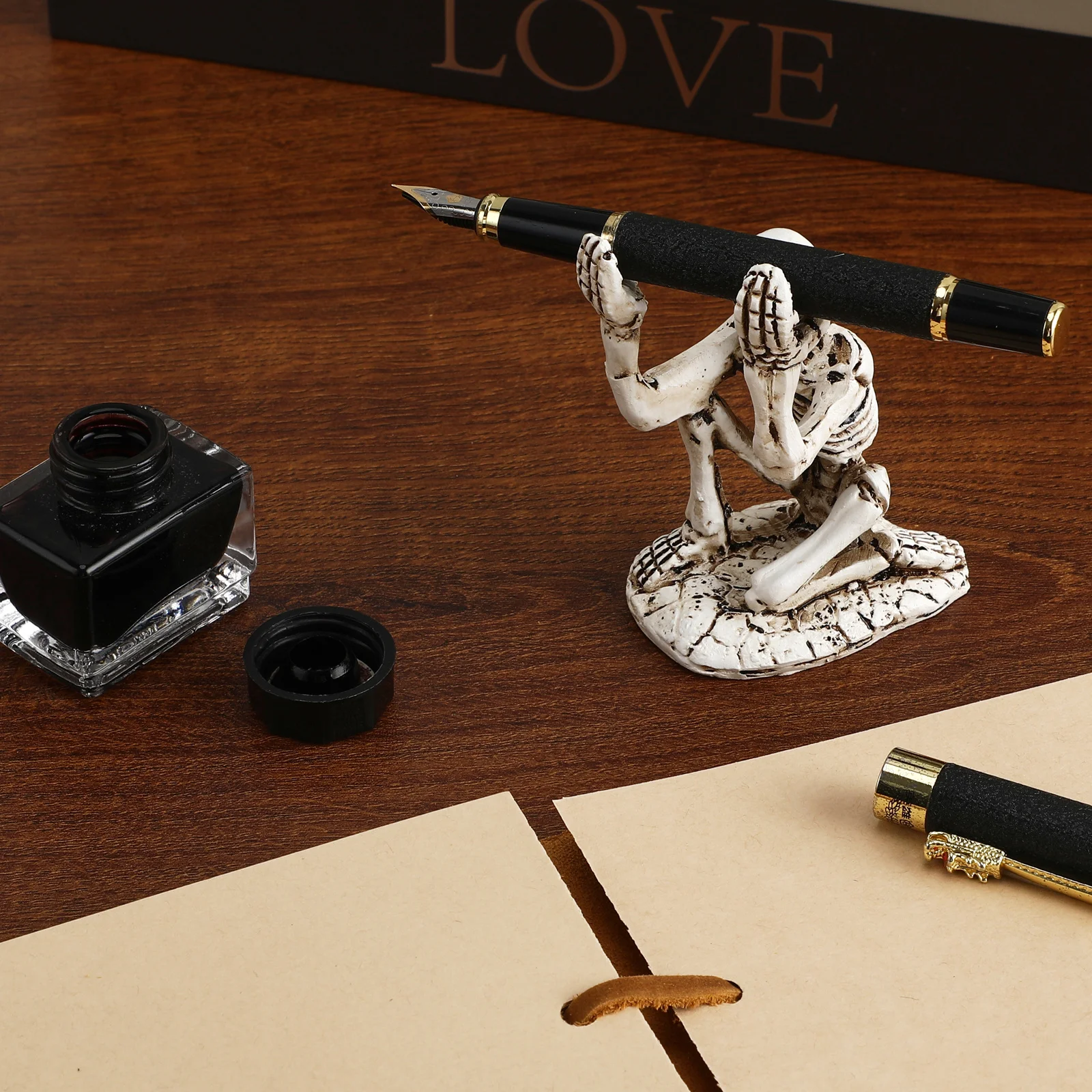 

1 pc Mini Pen Holder Desktop Storage Rack Gothic Resin Decoration Halloween Party Supplies Multipurpose Tabletop